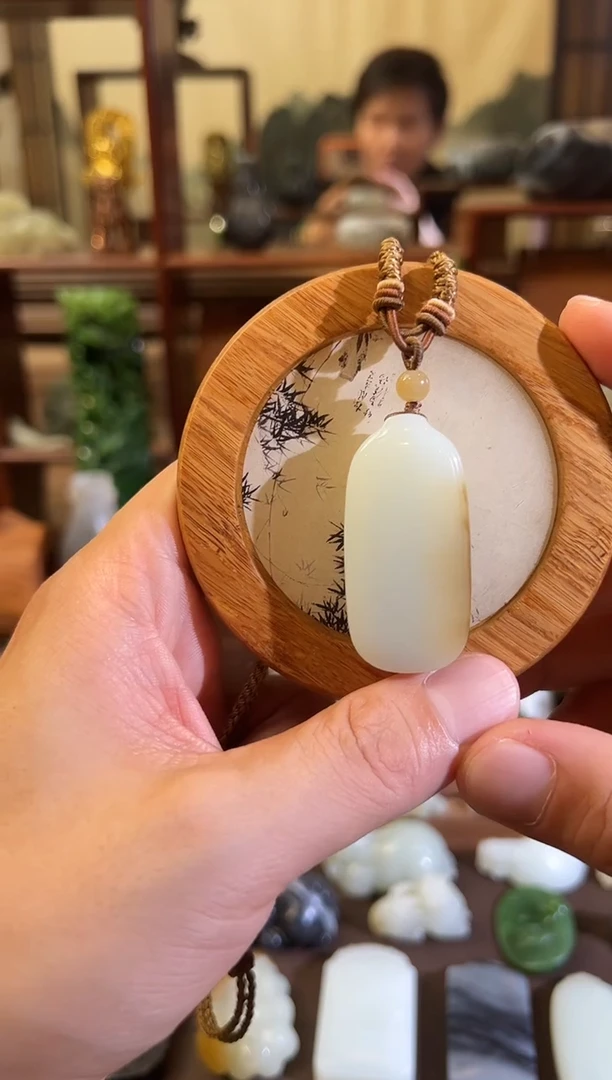 颈饰未镶嵌和田玉.