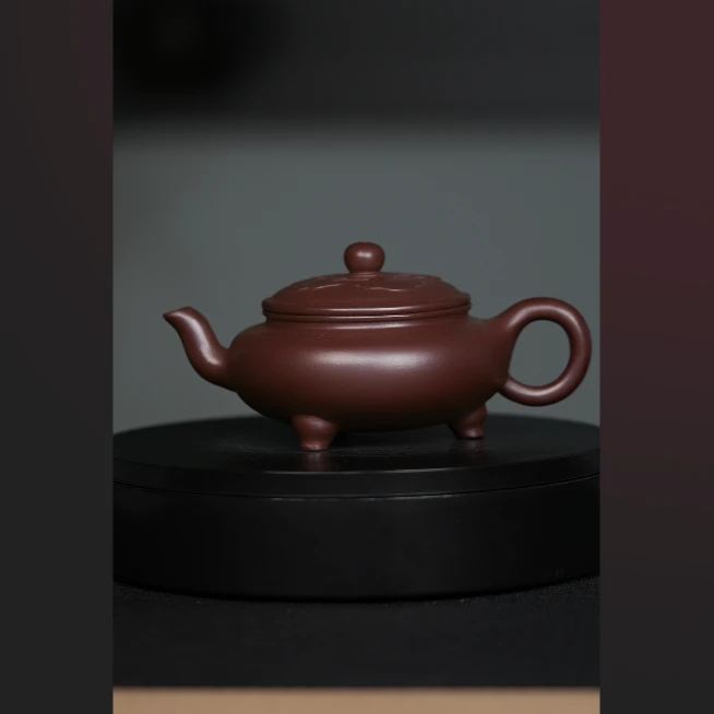 835 原矿紫砂素面三足大彬壶