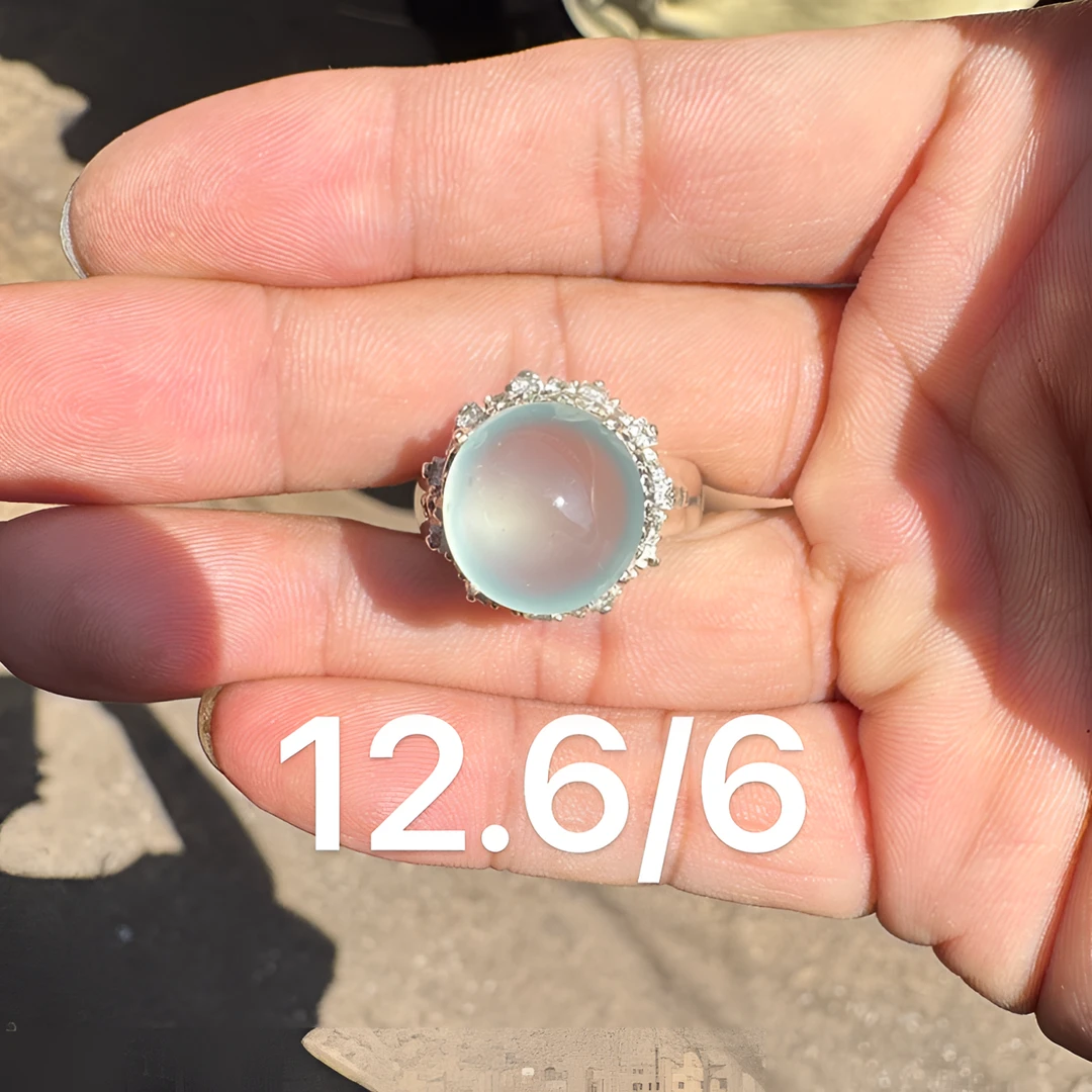 1109(小哪吒在源头)冰玻种翡翠正圆天空蓝戒面肉细饱满荧光足M500