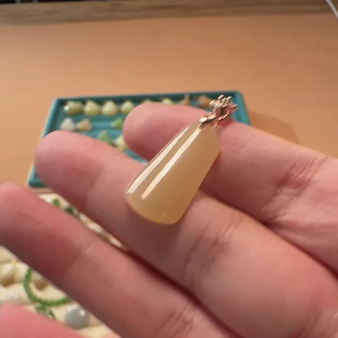 和田玉吊坠多样性发其一