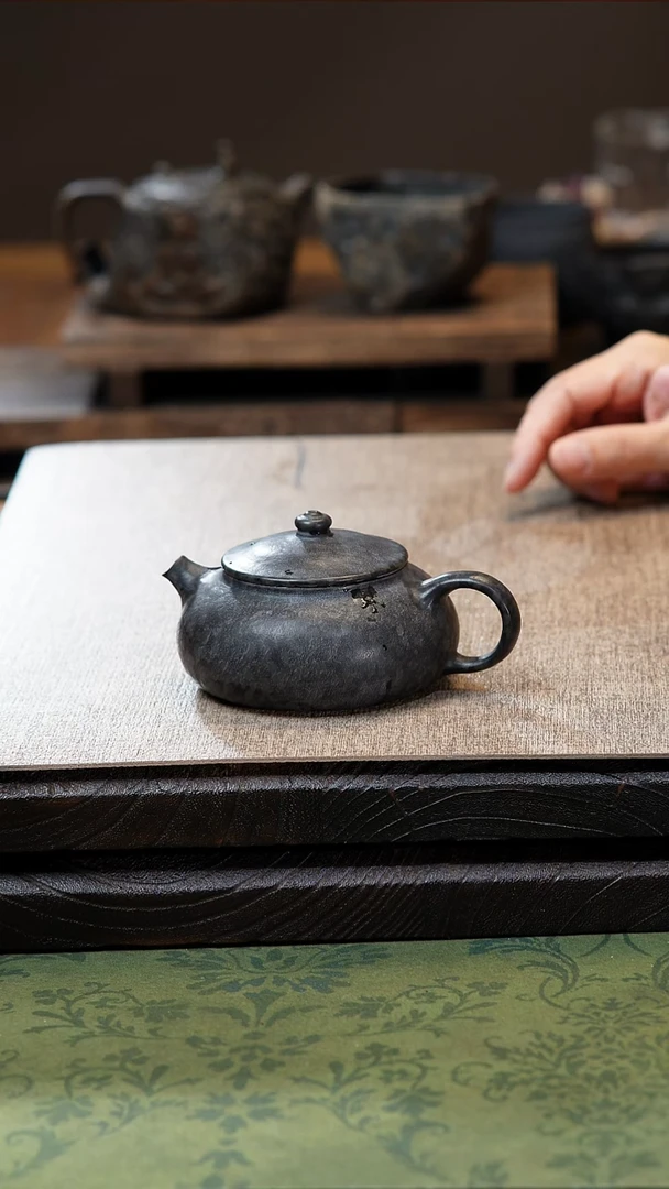 中式归玉堂冰碛岩重工雕刻寒江壶