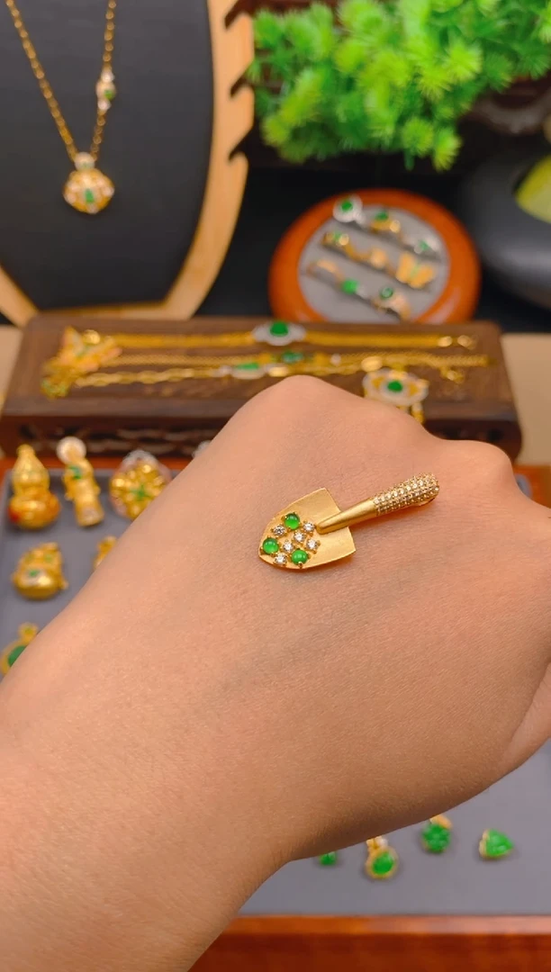 翡翠银S925镶嵌吊坠(不含链)金铲铲