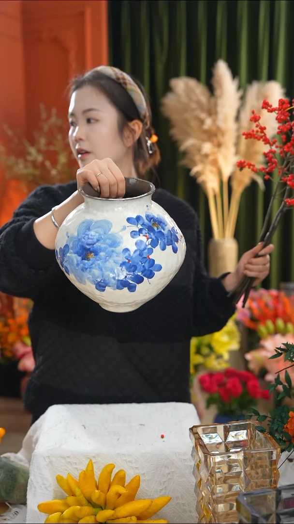 陶瓷花瓶 手绘蓝色牡丹 胖肚瓶