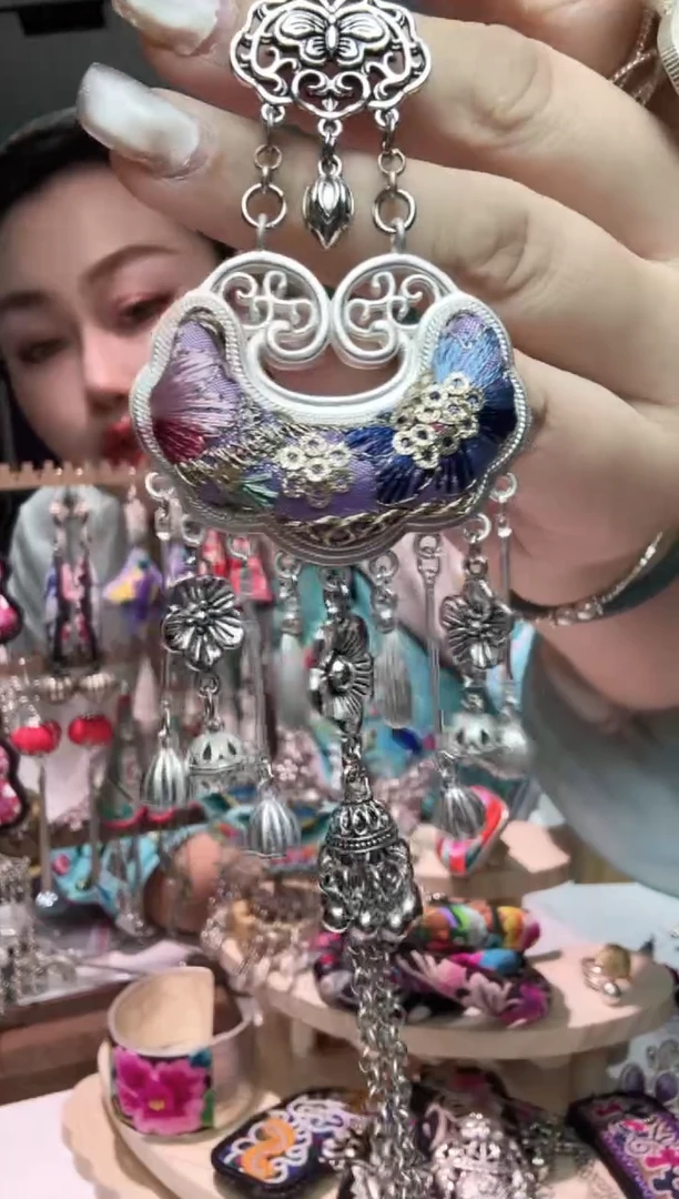 刺绣纯手工苗绣非遗压襟