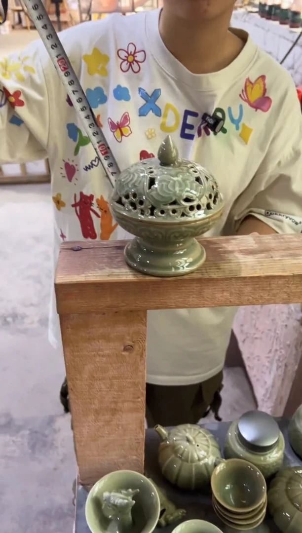 耀州窑青瓷手刻镂空高足香炉