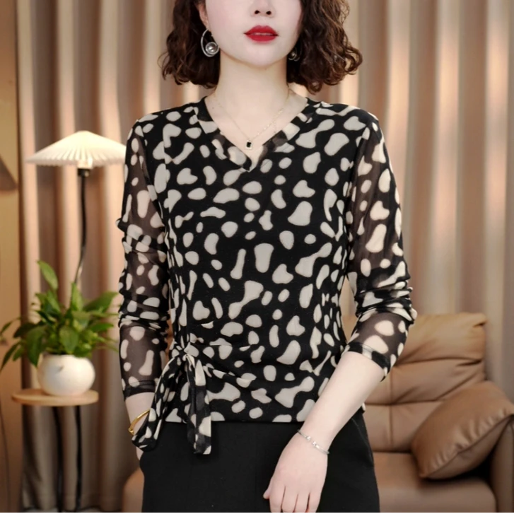 2025新款时尚V领印花百搭显瘦女装气质上衣打底衫