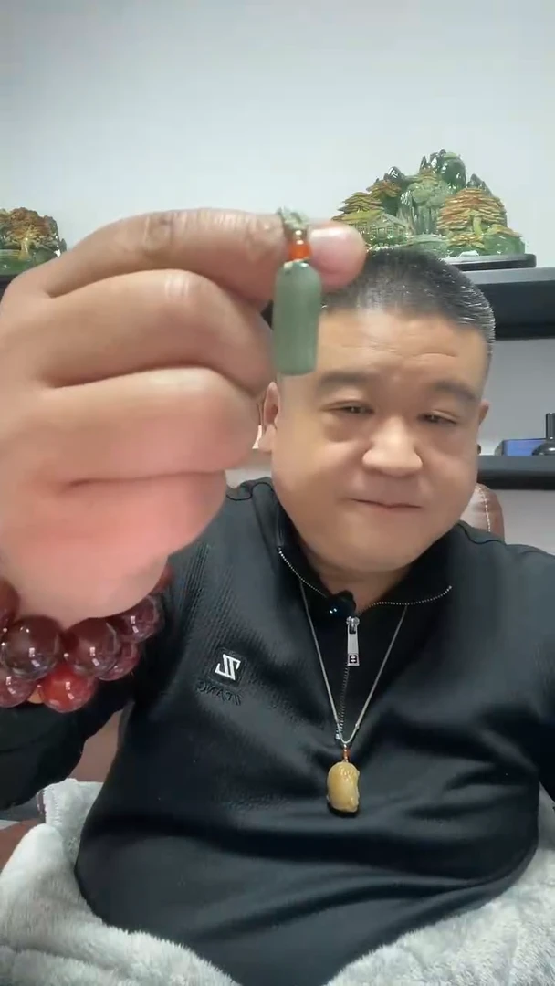 吊坠(赠链)未镶嵌和田玉湖水绿小长条吊坠