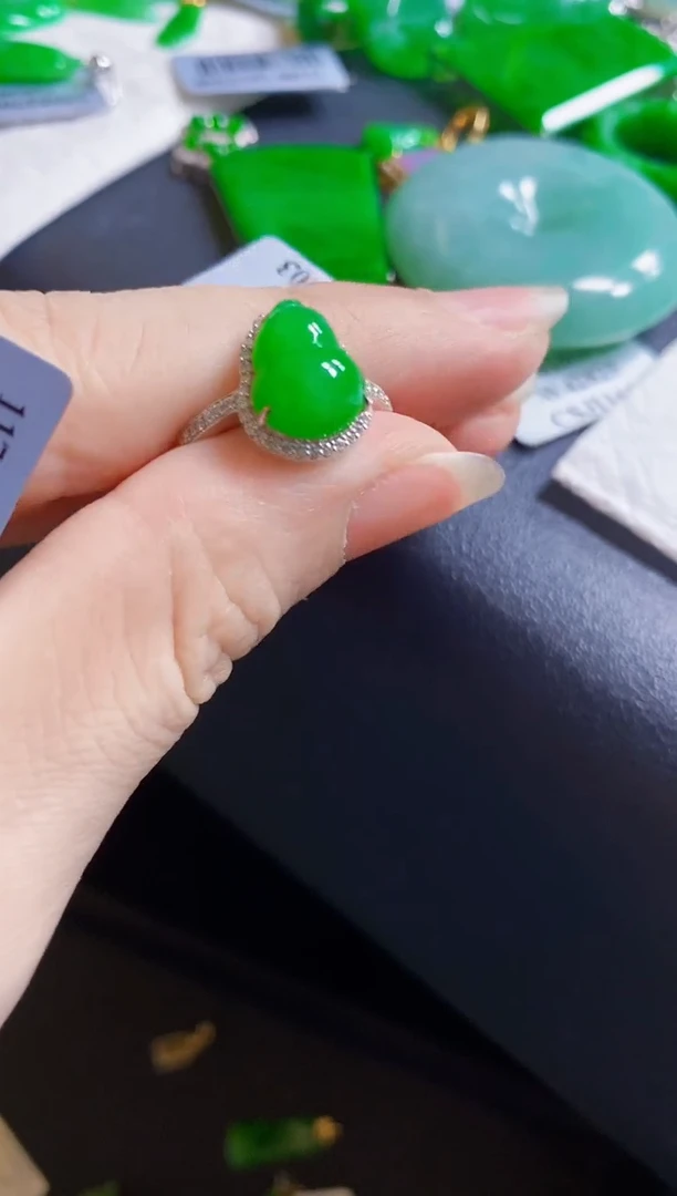 翡翠18K金镶嵌颈饰戒指