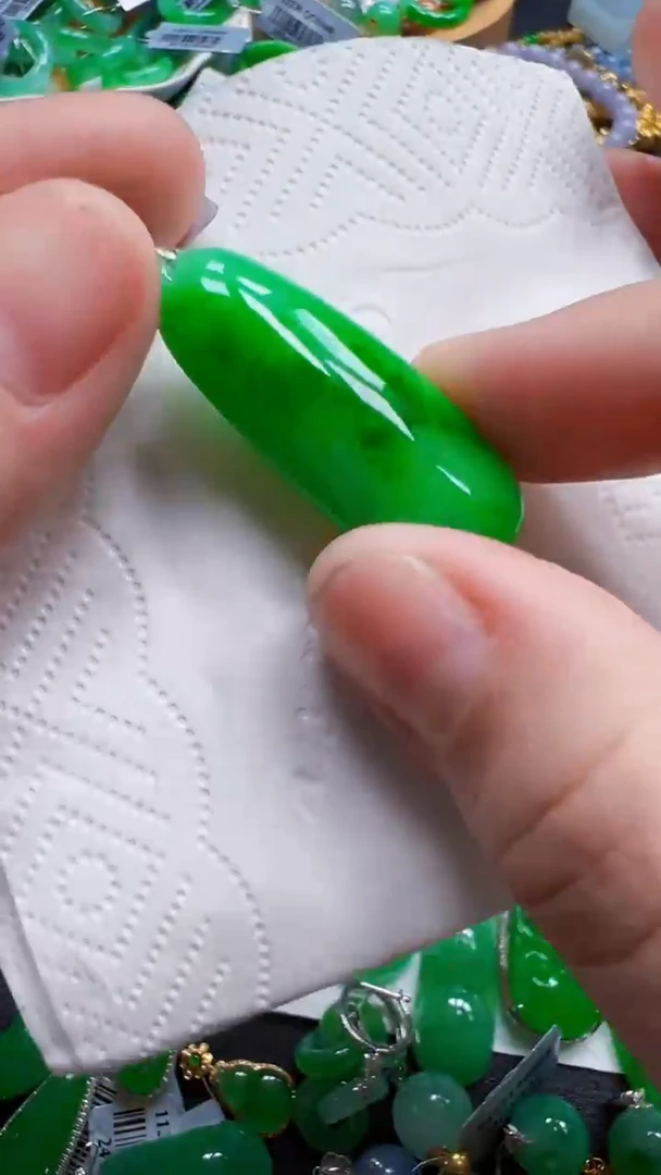 颈饰18K金镶嵌翡翠瓜