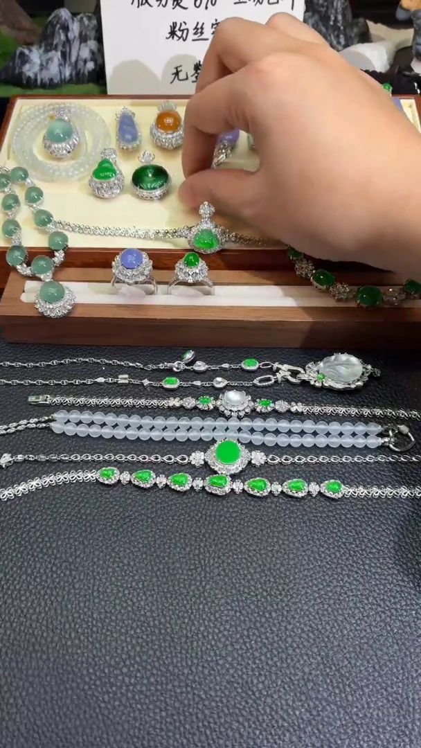 颈饰18K金镶嵌翡翠L*Z1