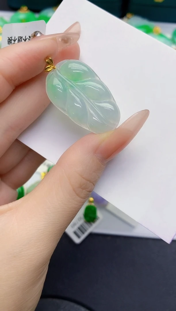 颈饰18K金镶嵌翡翠缅甸天然翡翠A货