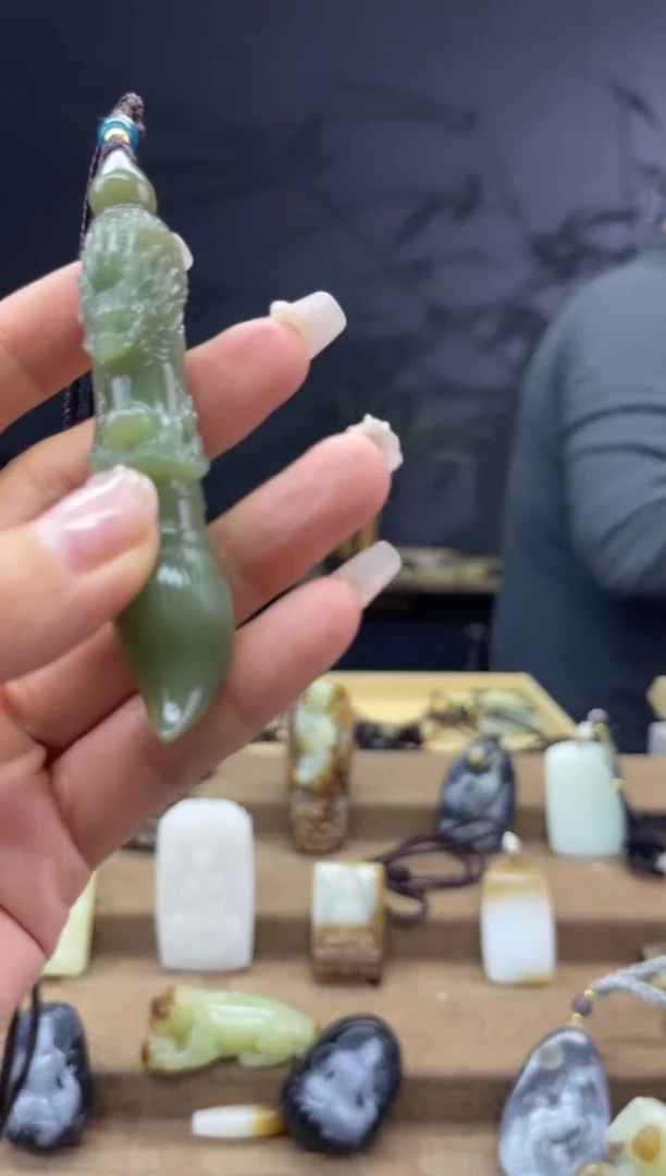 颈饰未镶嵌和田玉1