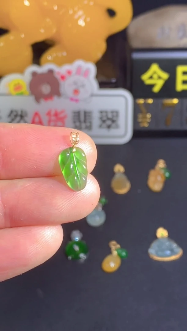 颈饰18K金镶嵌翡翠