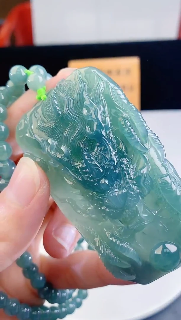 颈饰未镶嵌翡翠