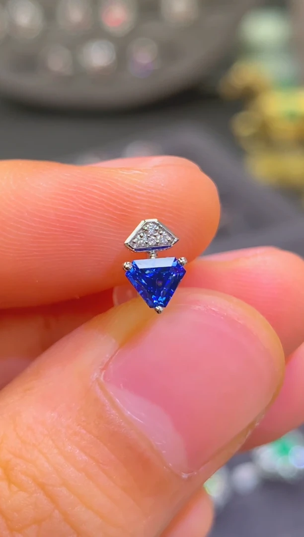 耳钉蓝宝石18K金镶嵌0.42克拉