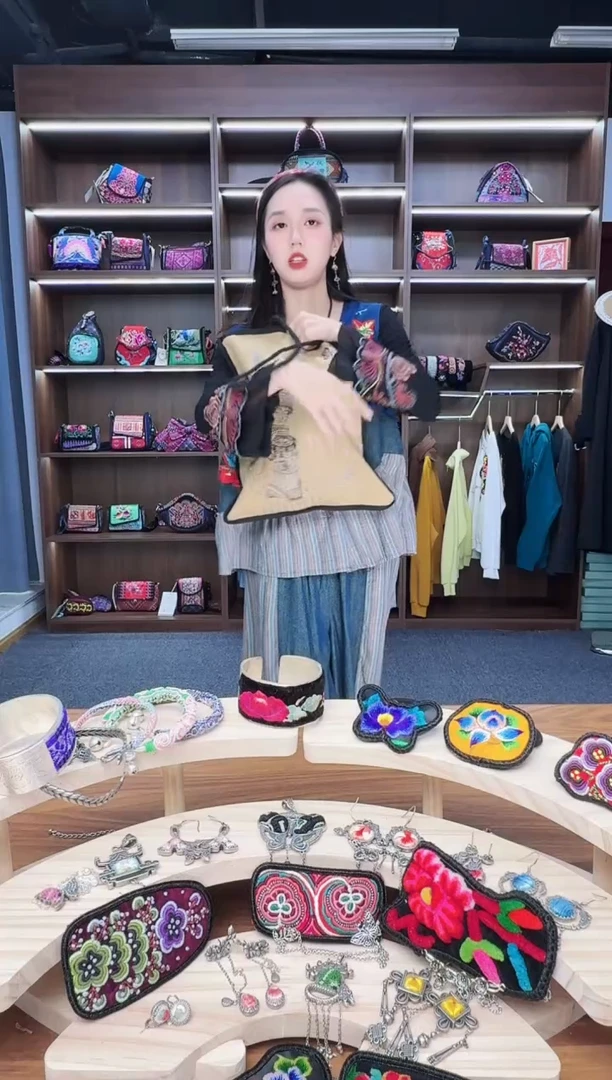 织绣A31蒙阿苏苗绣传承店