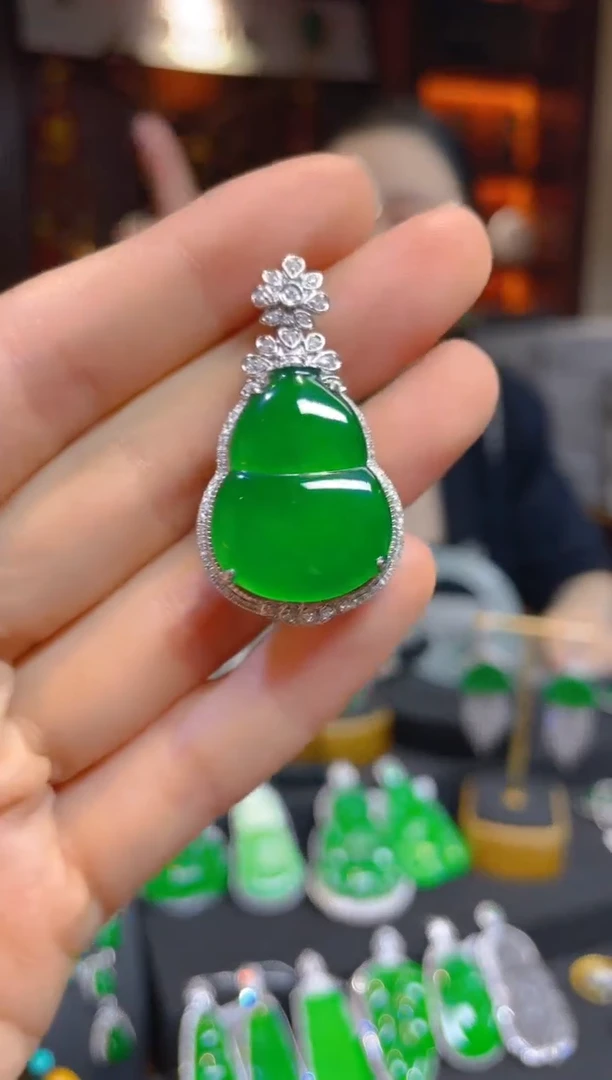 【闪购商品】翡翠颈饰18K金镶嵌118668天然A货翡翠葫芦吊坠