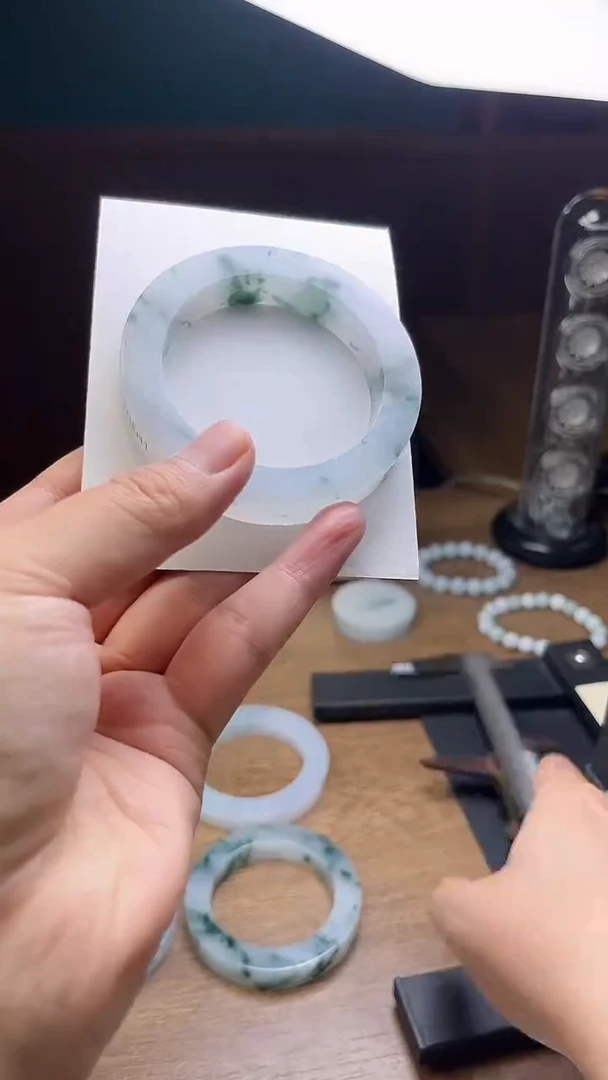 未镶嵌手镯定制翡翠人*定制