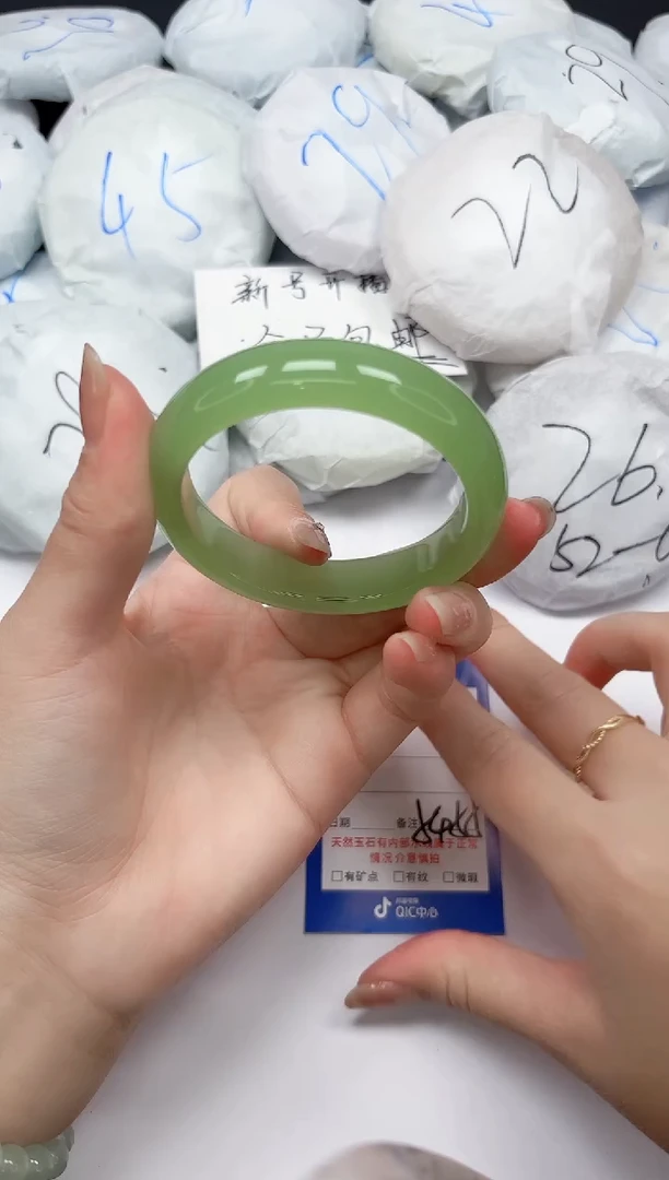 未镶嵌手镯石英质玉A23/5455