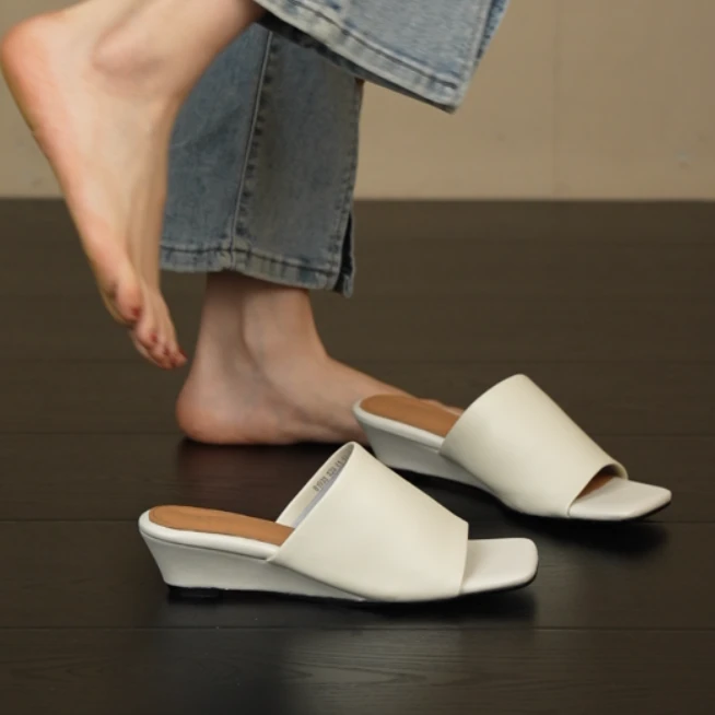 RubyL/4.5cm简约休闲舒适软面外穿坡跟纯色一字拖2025夏季新款