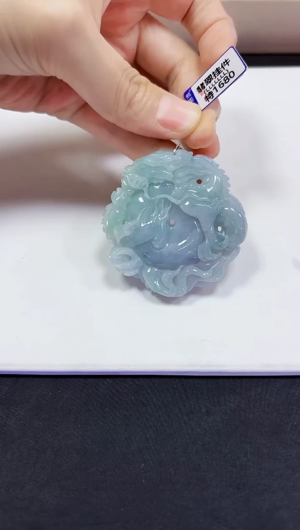 翡翠未镶嵌颈饰龙