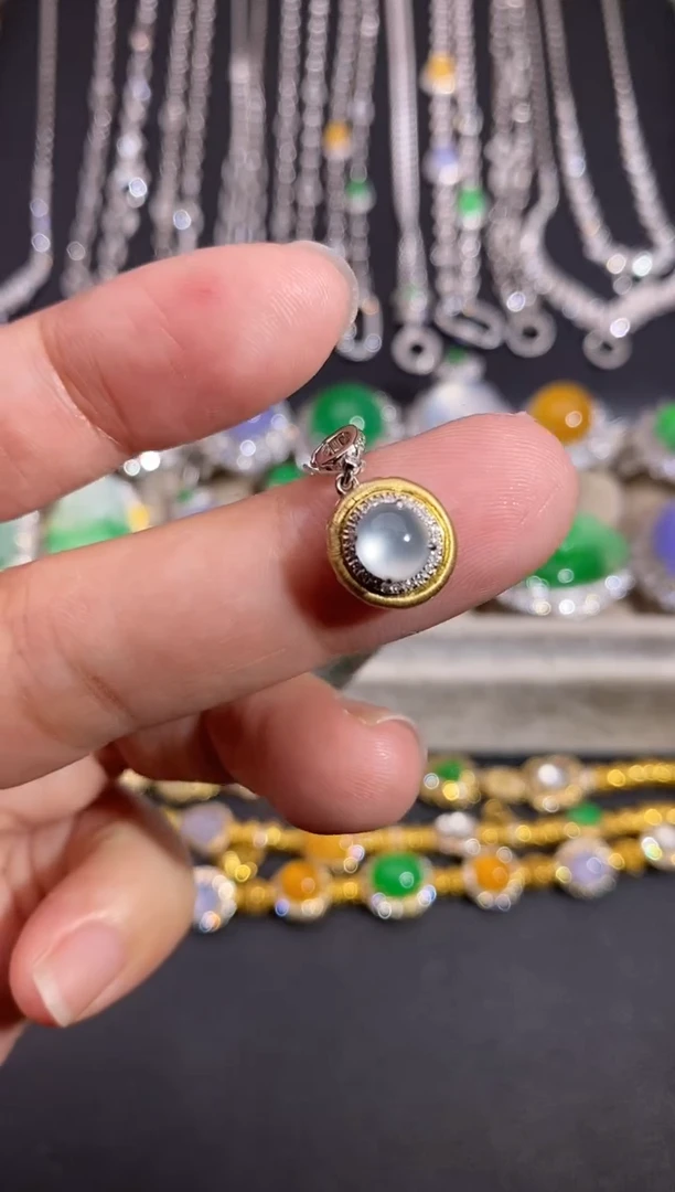 颈饰18K金镶嵌翡翠吊坠