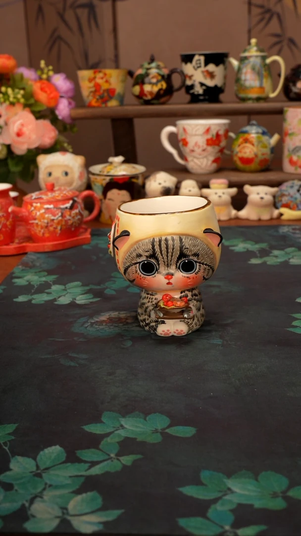 菜老头  猫猫手握杯