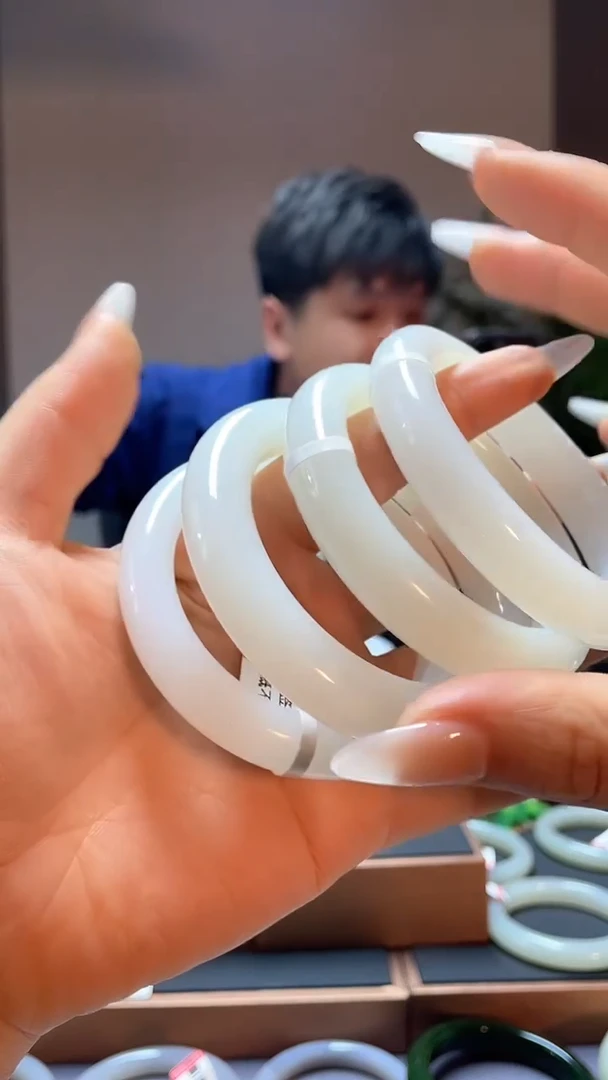 【闪购商品】和田玉手镯未镶嵌白玉55-59多样性发一