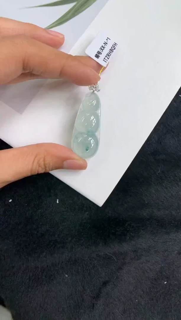 颈饰18K金镶嵌翡翠豆子