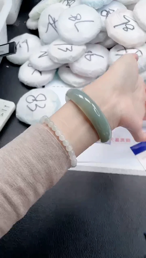【闪购商品】石英质玉手镯未镶嵌14J28-56