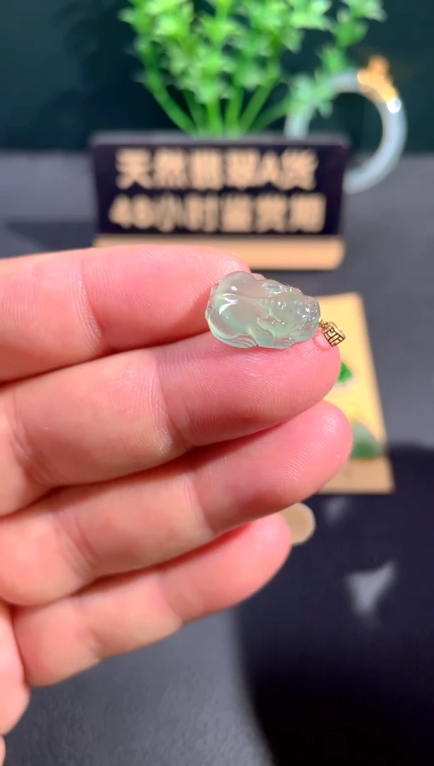 颈饰18K金镶嵌翡翠翡翠