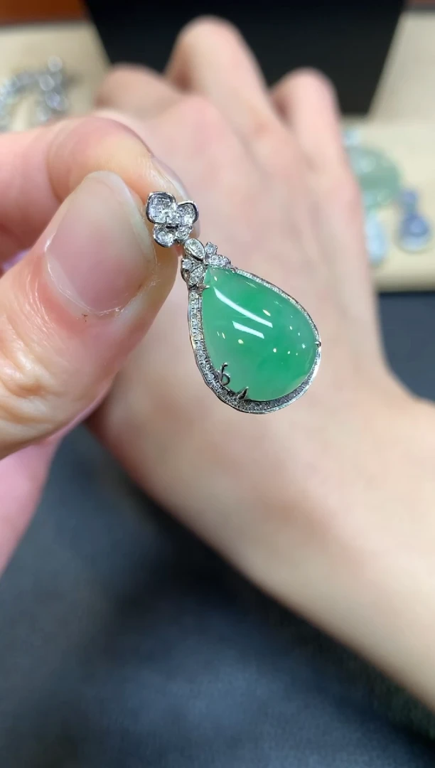 【闪购商品】翡翠颈饰18K金镶嵌水滴【无服务费