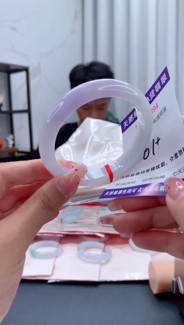 未镶嵌手镯翡翠有纹，完美者勿拍