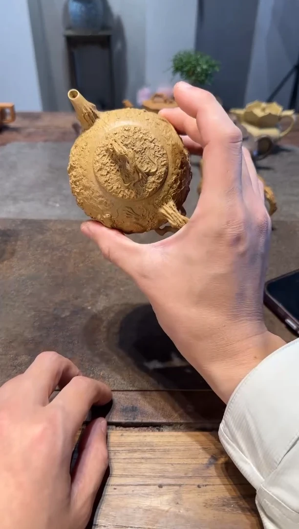 茶壶紫砂f***t隐龙供春 黄金段