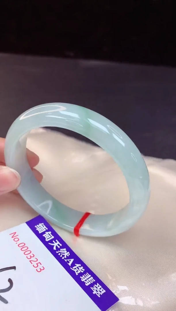 【闪购商品】翡翠手镯未镶嵌62+             