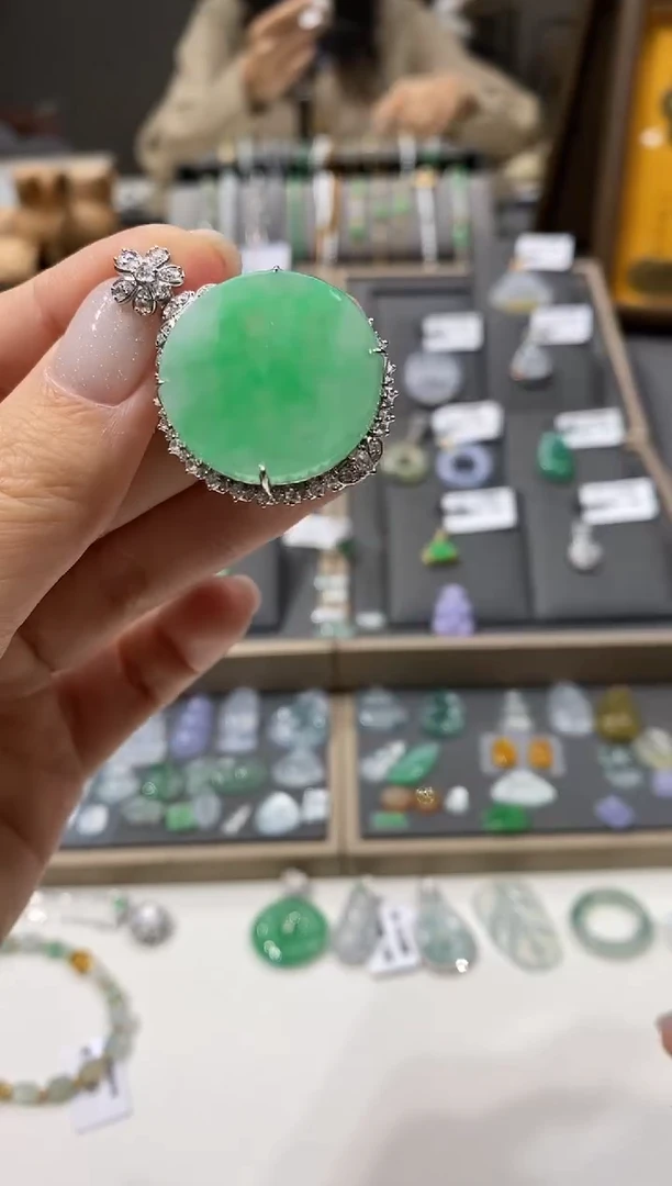 颈饰18K金镶嵌翡翠无事牌