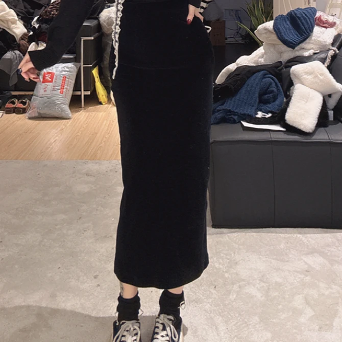 陈清清【高分欧尼】 V领磨毛上衣搭配复古后开叉丝绒裙