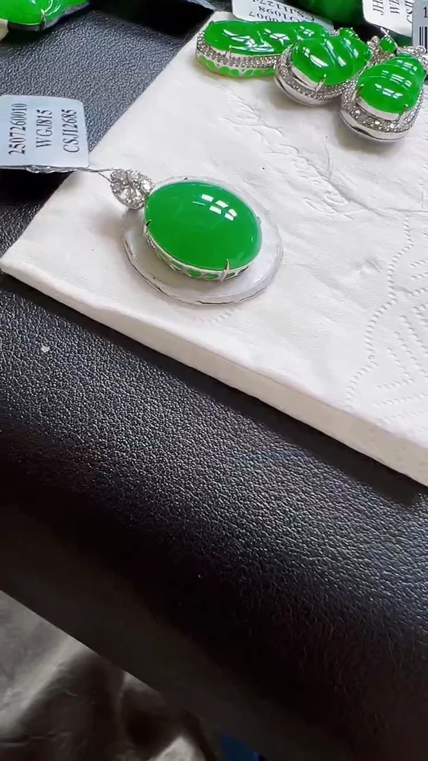 颈饰18K金镶嵌翡翠T***h蛋面