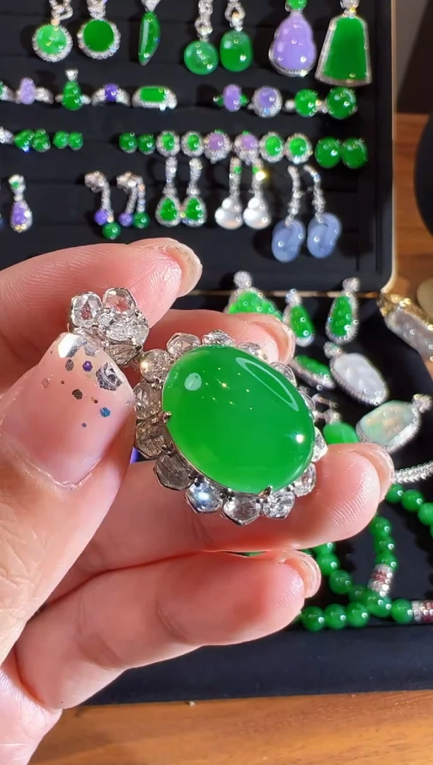 颈饰18K金镶嵌翡翠蛋面吊坠