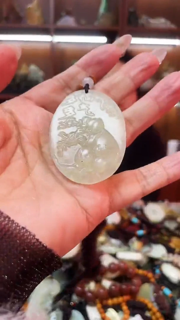 未镶嵌蛇纹石玉吊坠