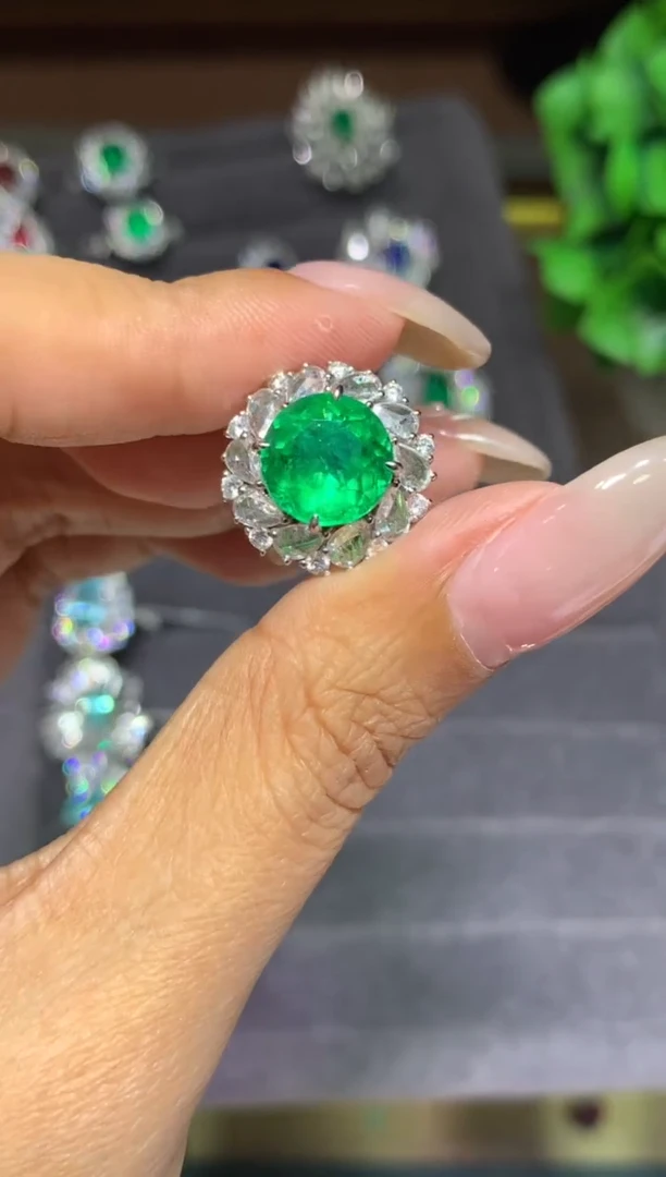 18K金镶嵌戒指祖母绿3.64ct