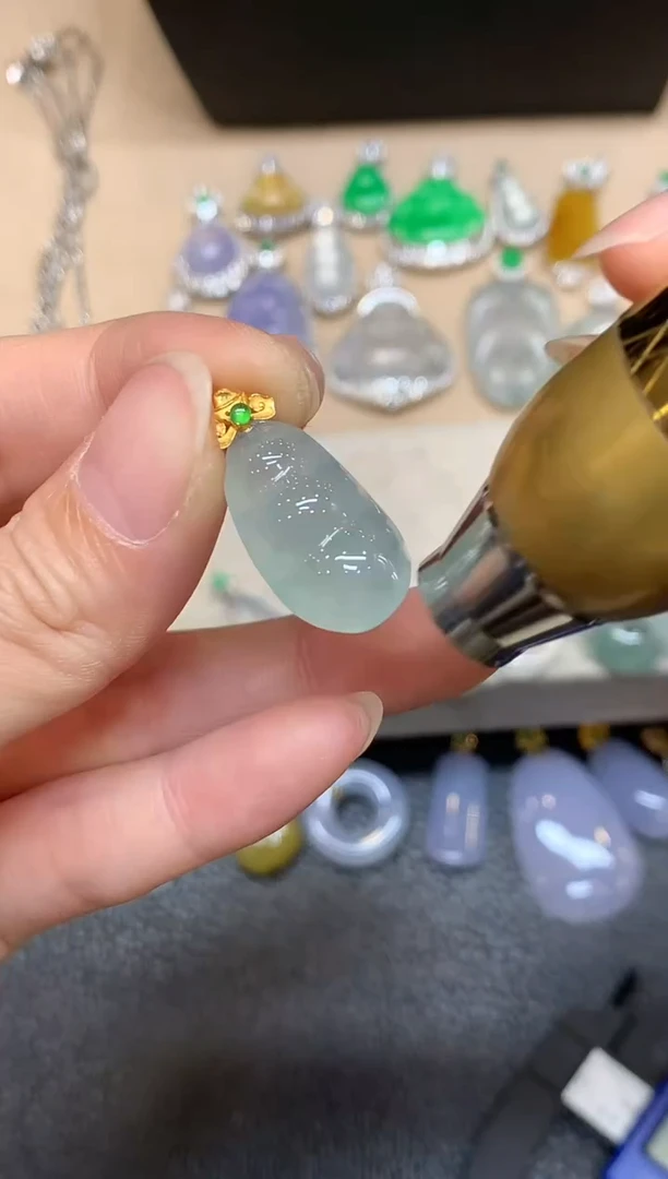 颈饰18K金镶嵌翡翠福豆【无服务费