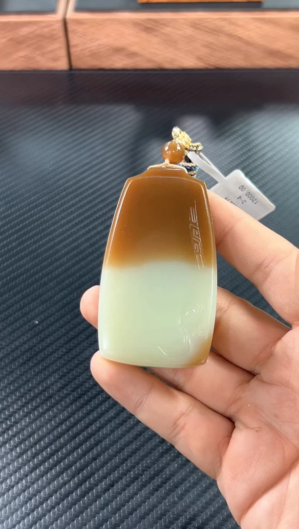 吊坠(赠链)未镶嵌和田玉若羌微色差