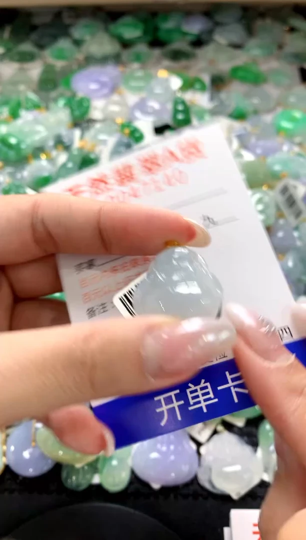 颈饰18K金镶嵌翡翠1111111111111111