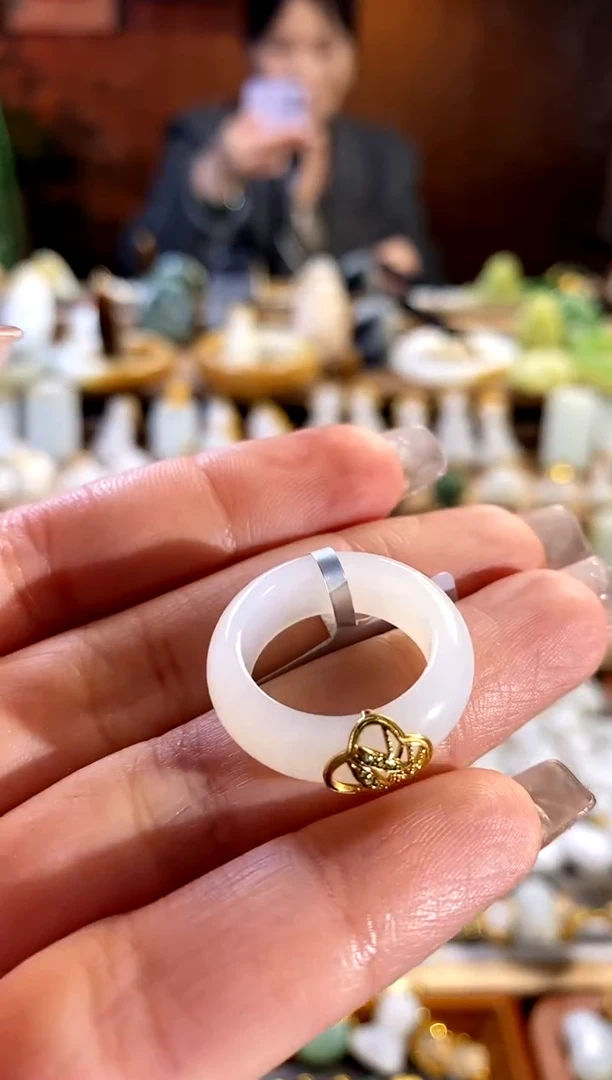 【闪购商品】和田玉戒指18K金镶嵌。