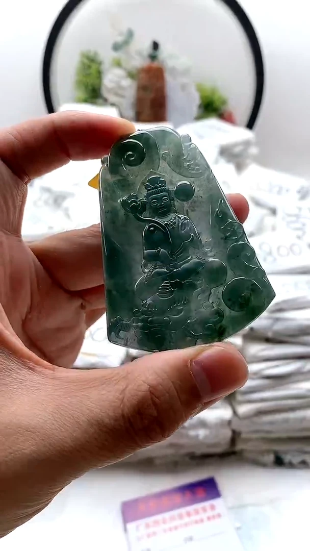 翡翠未镶嵌颈饰文殊