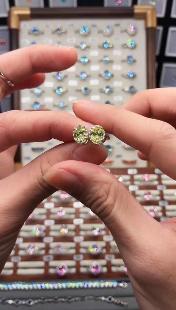 银S925镶嵌金绿宝石耳钉1888