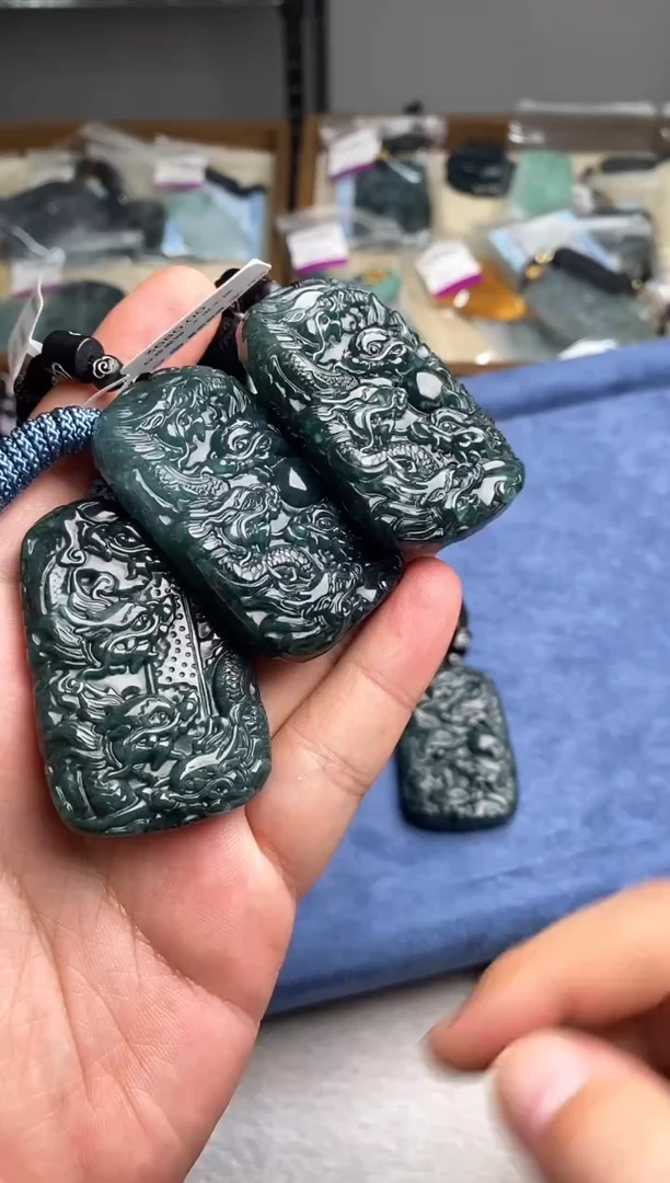 翡翠未镶嵌颈饰多样性发其一