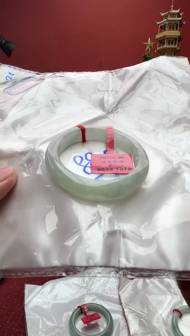 未镶嵌手镯翡翠一****?翡翠手镯1