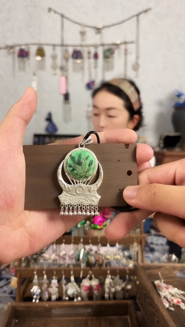 织绣彩云南阁非遗老绣饰品003